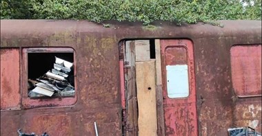 Makieta z krzaków. Co kryje odnaleziony wagon metra z lat 50.?