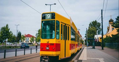 Lwów. Schindler Be 4/8 wjeżdża na trasę linii nr 9