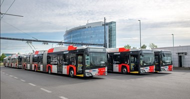 Dwuprzegubowe autobusy podbijają Europę, w Polsce blokują je przepisy