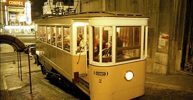 Katastrofa kolejki Glória w Lizbonie. Zmiażdżony wagon, kilkudziesięciu zabitych