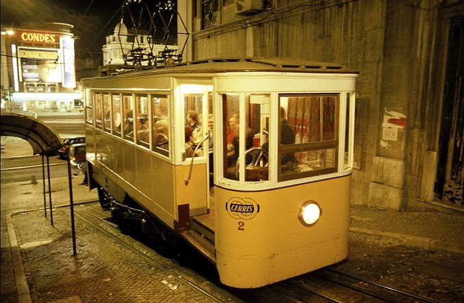 Katastrofa kolejki Glória w Lizbonie. Zmiażdżony wagon, kilkudziesięciu zabitych