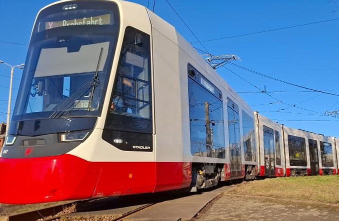 Halle (Saale) z pierwszym nowym tramwajem Tina w ruchu 