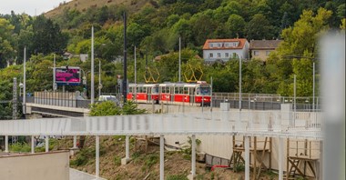 Praga. Coraz bliżej do otwarcia mostu tramwajowego nad Wełtawą 