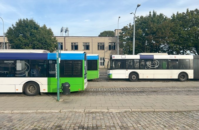 Wykluczenie komunikacyjne kontra brak kierowców. Resort obniża minimalny wiek