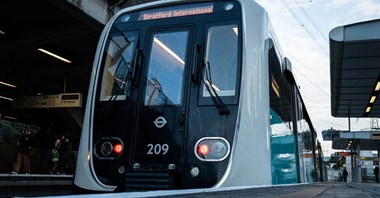 Nowe pociągi rozpoczynają obsługę lekkiej kolei DLR w Londynie