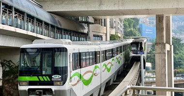 Chongqing. Stacja metra Liziba na 8. piętrze budynku  Chongqing. Stacja metra Liziba na 8. piętrze budynku