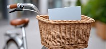 Pieszo, na rowerze, a czasem hulajnogą – branża pocztowa od lat działa niskoemisyjnie, teraz z pomocą technologii