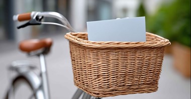 Pieszo, na rowerze, a czasem hulajnogą – branża pocztowa od lat działa niskoemisyjnie, teraz z pomocą technologii