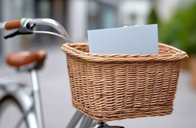 Pieszo, na rowerze, a czasem hulajnogą – branża pocztowa od lat działa niskoemisyjnie, teraz z pomocą technologii