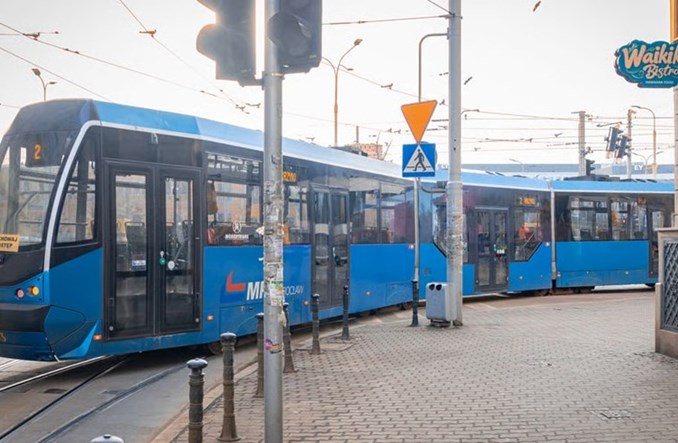Wrocław. Tramwaje na objeździe przy Dworcu Głównym, zaczęło się od wykolejenia