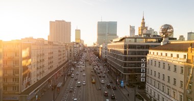 Krok w stronę przejścia dla pieszych przez Aleje Jerozolimskie