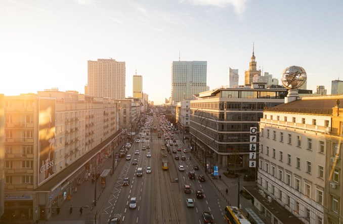 Krok w stronę przejścia dla pieszych przez Aleje Jerozolimskie