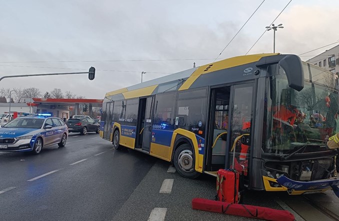 Pabianice. Zderzenie autobusu z tramwajem, ranny kierowca 