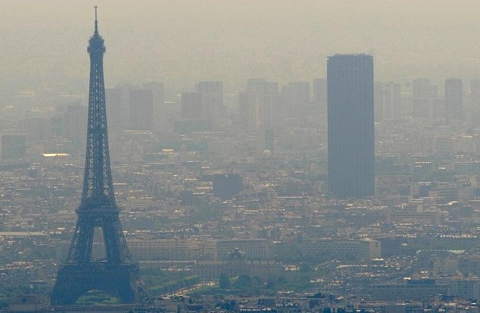 Smog zatrzymał pół Paryża. We wtorek drugie pół