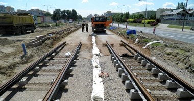 Warszawa: Budowa tramwaju na Tarchomin na półmetku