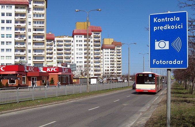 Piraci drogowi skrzykują się w Internecie