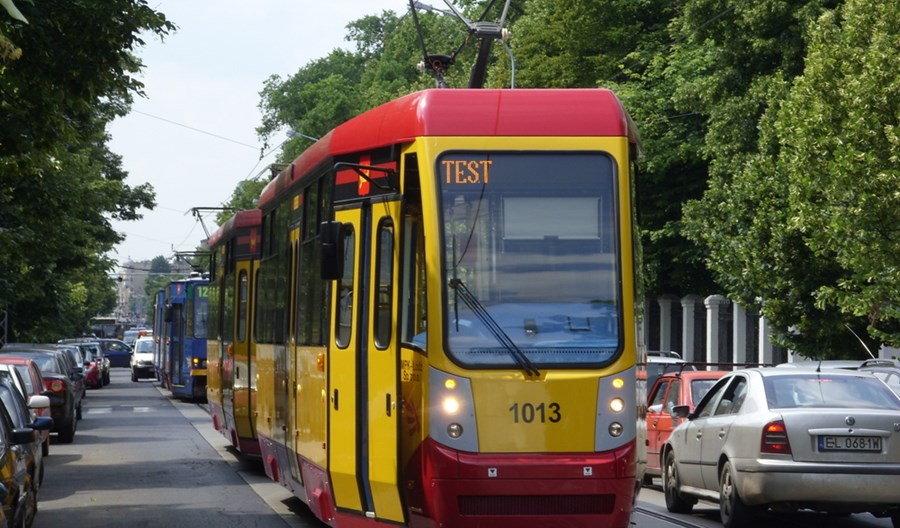 Łódź: Tramwaje przyspieszyły dzięki... zakazowi parkowania Łódź: Tramwaje przyspieszyły dzięki... zakazowi parkowania