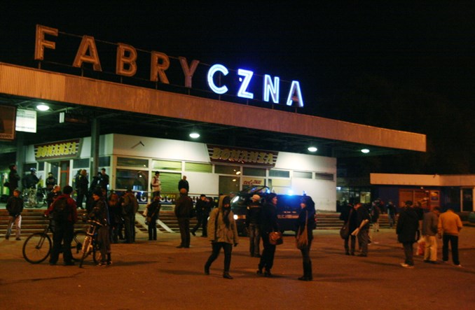 Łódź Fabryczna: Neon jednak na dworcu