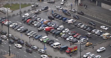 Samochód elektryczny też zajmuje miejsce. Czy ma parkować za darmo?