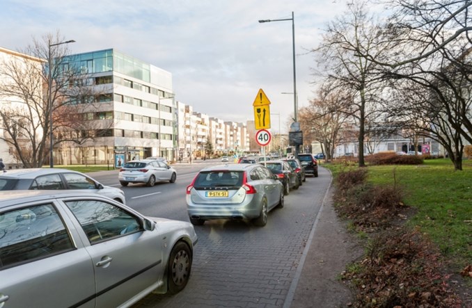 Warszawa: Szersze chodniki. ZDM stopniowo przenosi parkowanie na jezdnie