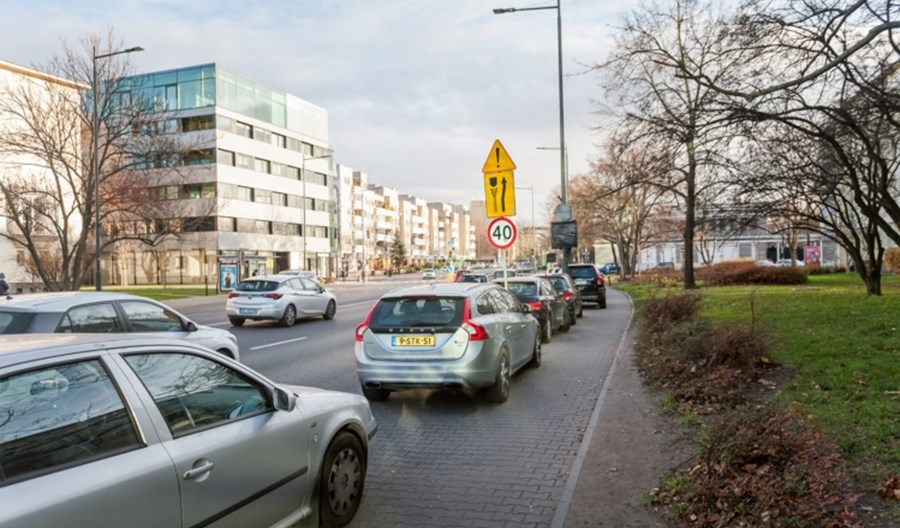 Warszawa: Szersze chodniki. ZDM stopniowo przenosi parkowanie na jezdnie Warszawa: Szersze chodniki. ZDM stopniowo przenosi parkowanie na jezdnie