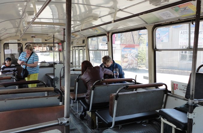 Miły konduktor czy bezduszny biletomat – jak pobierać opłaty za przejazd?