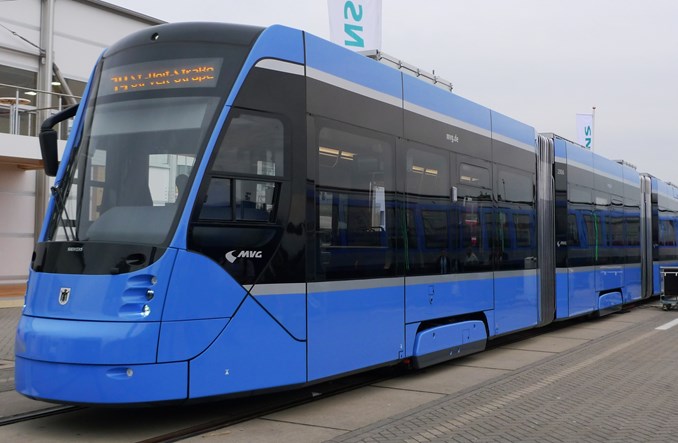 Smukłe niebieskie tramwaje dla Monachium