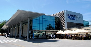 Autobusy do lotniska w podkrakowskich Balicach przepełnione