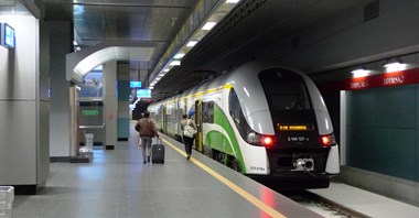 Znikające kasowniki w pociągach lotniskowych. Wkrótce więcej