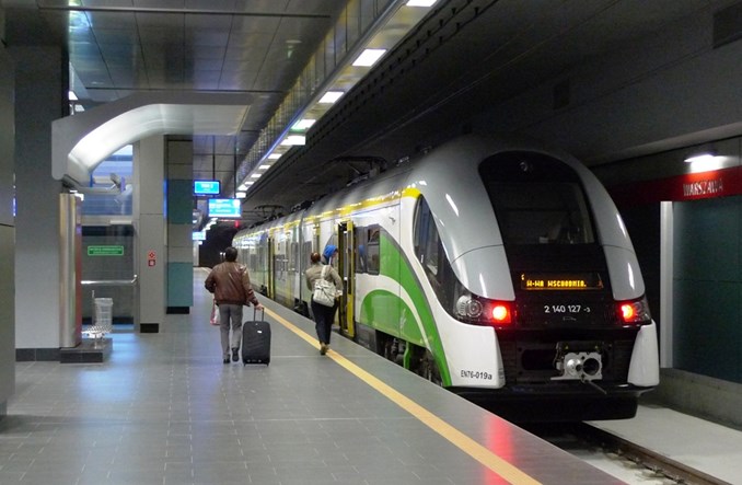 Warszawa: W pociągach KM na lotnisko zamontowano kasowniki