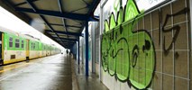 Inwestycje PKP PLK. Kapiąca woda i graffiti szpecące Warszawę Ursus