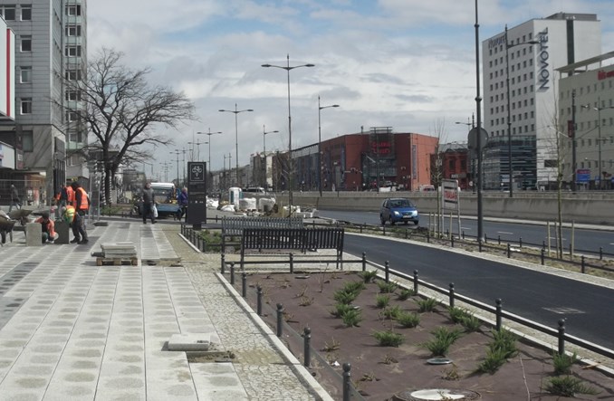 Łódź: Plac pod Urzędem Marszałkowskim na ostatniej prostej