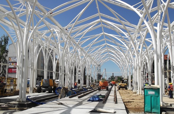 Łódź: Membrana nad przystankiem Piotrkowska Centrum. Z opóźnieniem