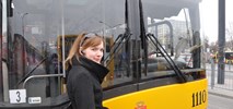 Dziewczyna za kółkiem autobusu