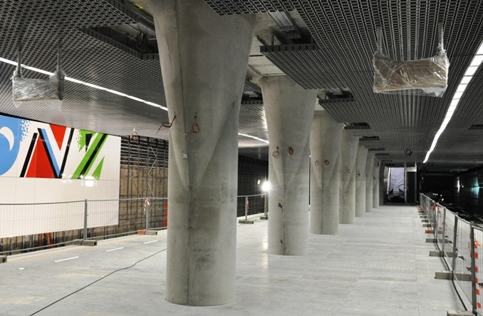 Metro: Rondo ONZ na finiszu - z kopułą, ścianami i kubikami