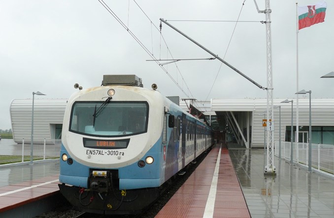 Pociągi do lubelskiego lotniska dla pracowników. Na loty nie dowiozą