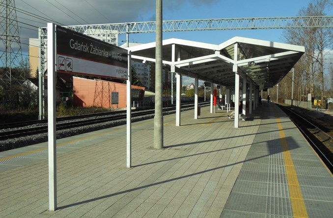 SKM Trójmiasto: Montaż wyświetlaczy prawie na wszystkich peronach