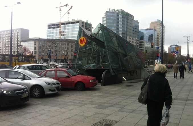 Samochodem po chodniku do metra. Komu przeszkadzają słupki?
