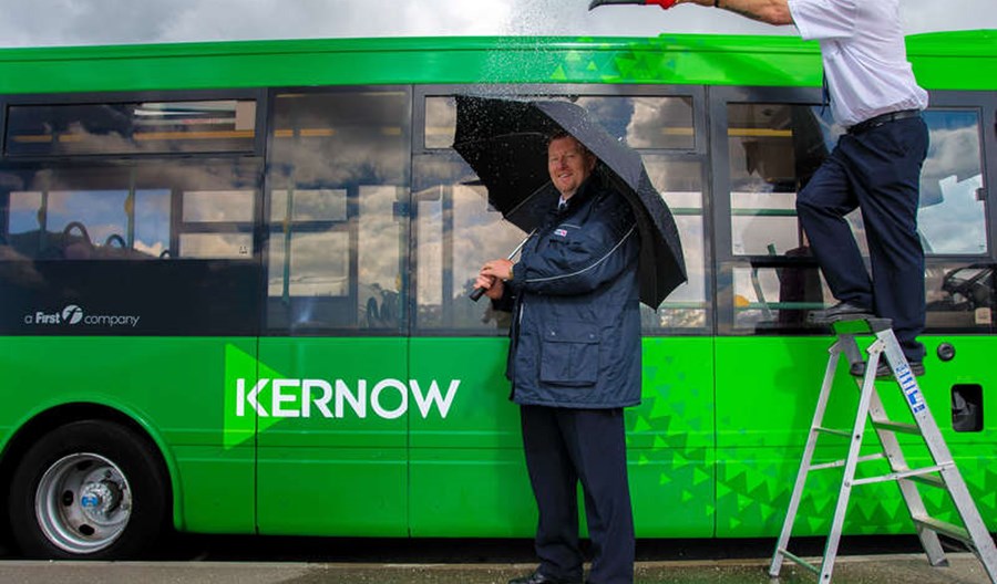 Pada deszcz? Autobusem pojedziesz za połowę ceny Pada deszcz? Autobusem pojedziesz za połowę ceny