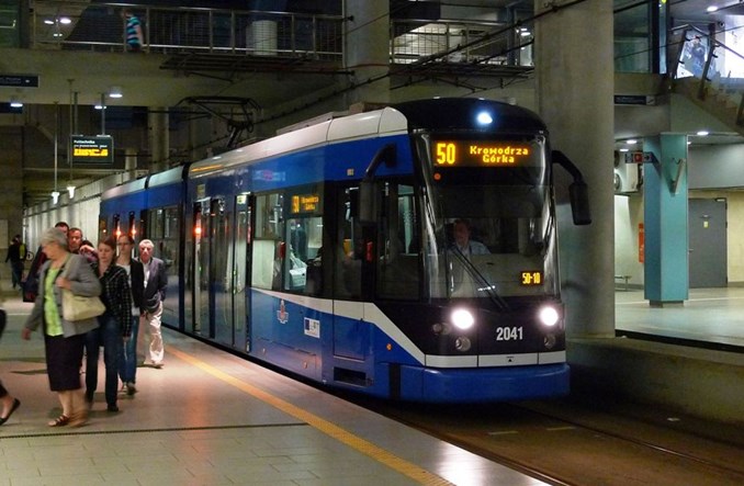 Kraków. Pasażer wypadł z tramwaju razem z drzwiami