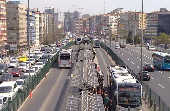 Jak zaoszczędzić jeden miesiąc w roku? Przesiądź się do Bus Rapid Transit