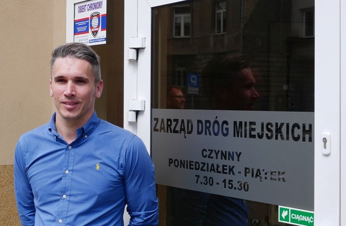 Warszawa: Nowy szef ZDM-u zaczyna od wyrzucenia aut spod biura