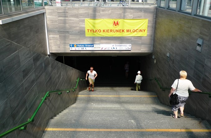 Metro: Wejścia na Ratuszu do naprawy