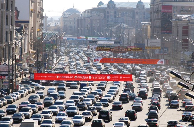 Moskwa walczy z korkami niższą prędkością