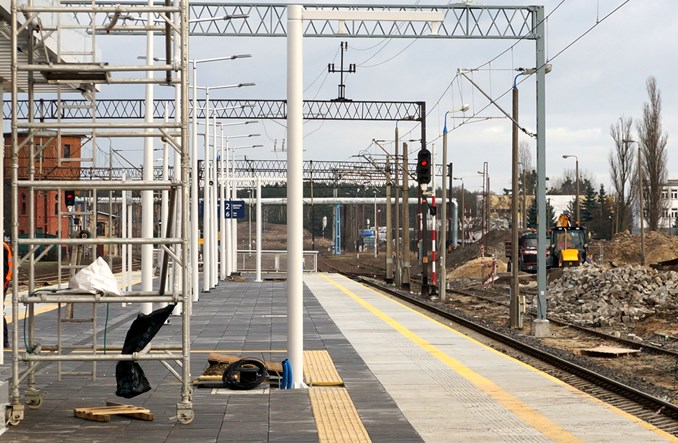 Kolejowe inwestycje. Niewidomi prowadzeni prosto na słupy