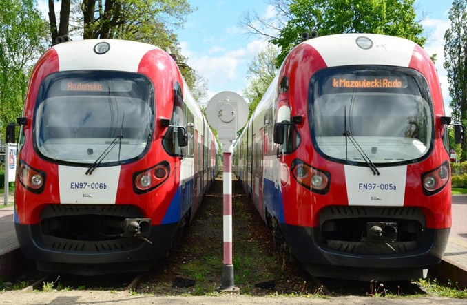 WKD znów oszczędza na franku: więcej zabezpieczonych przejazdów