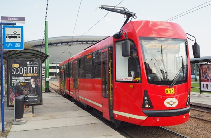 Zmodernizowany Wawrzek na torach z pasażerami