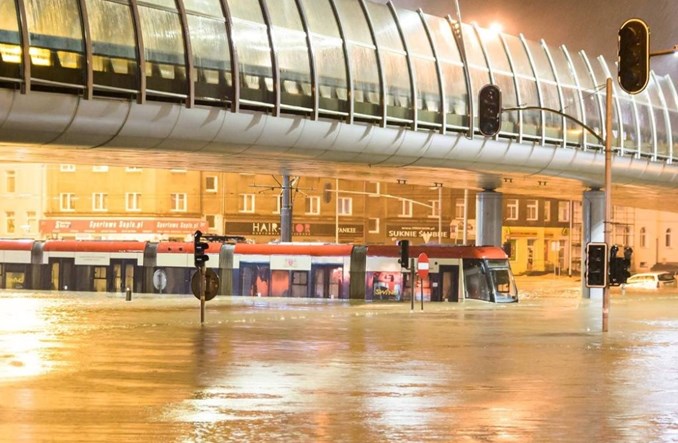 Gdańsk: Zalany po okna tramwaj Swing wróci do Pesy?