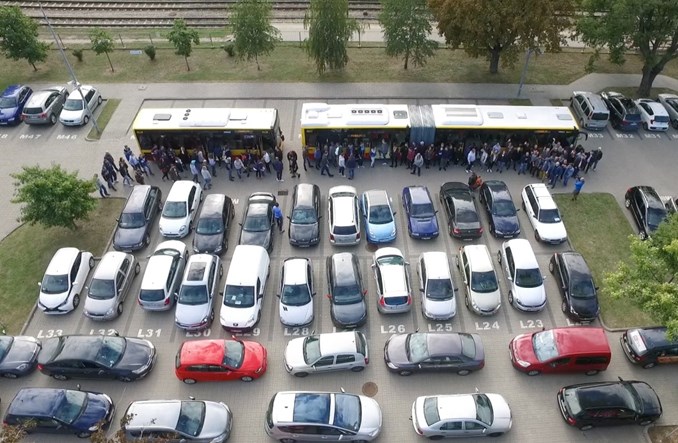 Ile samochodów w autobusie? Efektywna warszawska komunikacja 