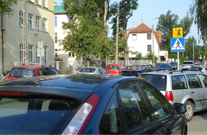 Polskie dzieci jeżdżą do szkoły samochodami. Im młodsze, tym częściej